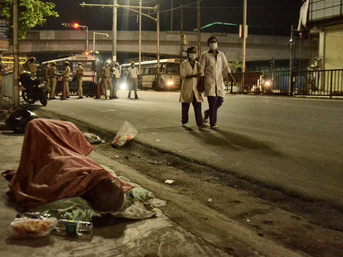 Hyderabad city curfew at night deserted roads Photo Gallery - Sakshi27