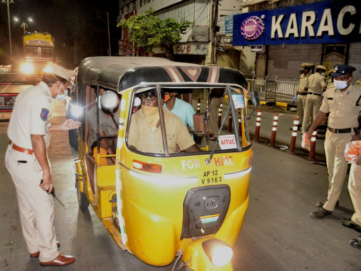 Hyderabad city curfew at night deserted roads Photo Gallery - Sakshi28