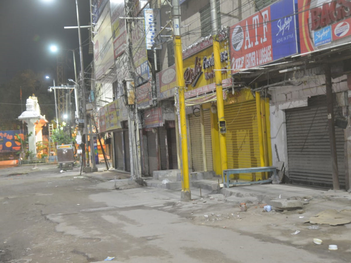 Hyderabad city curfew at night deserted roads Photo Gallery - Sakshi3