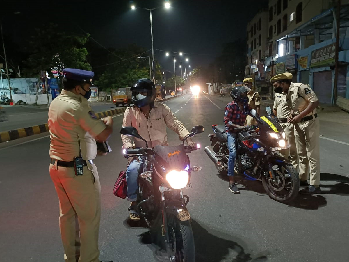 Hyderabad city curfew at night deserted roads Photo Gallery - Sakshi30