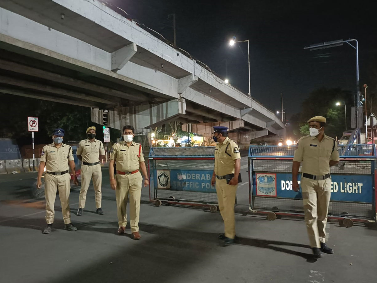 Hyderabad city curfew at night deserted roads Photo Gallery - Sakshi31