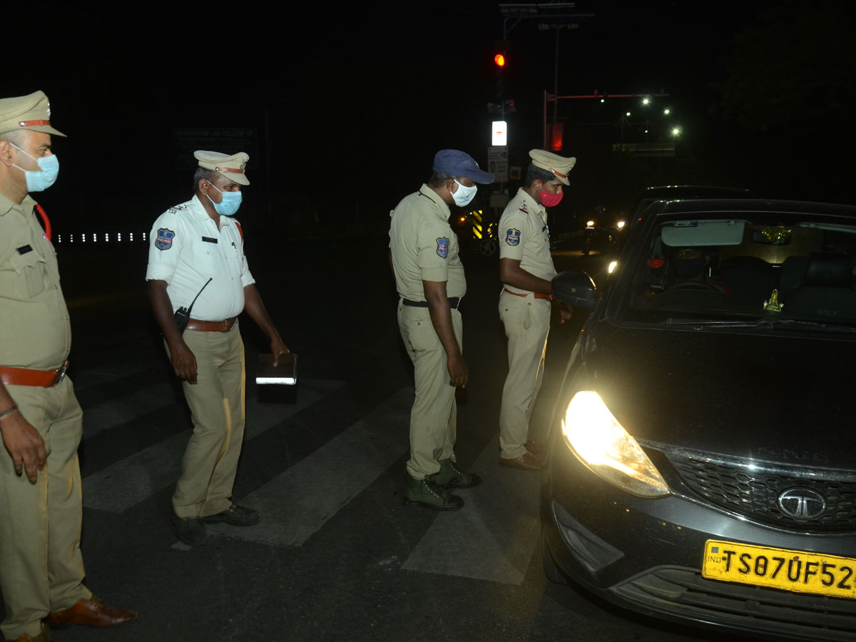 Hyderabad city curfew at night deserted roads Photo Gallery - Sakshi32