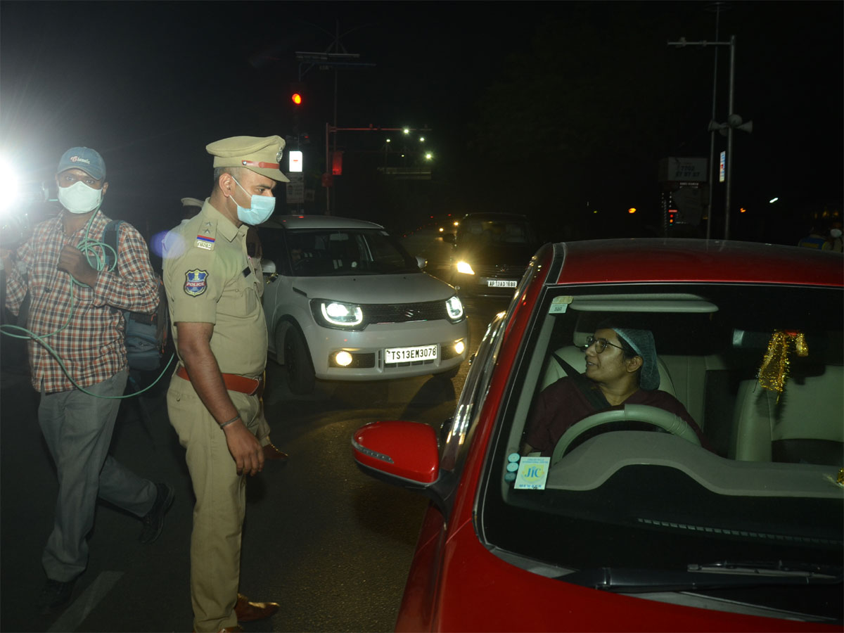 Hyderabad city curfew at night deserted roads Photo Gallery - Sakshi33