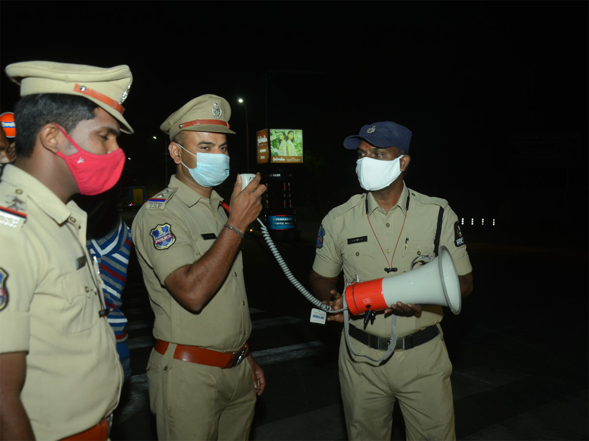 Hyderabad city curfew at night deserted roads Photo Gallery - Sakshi34