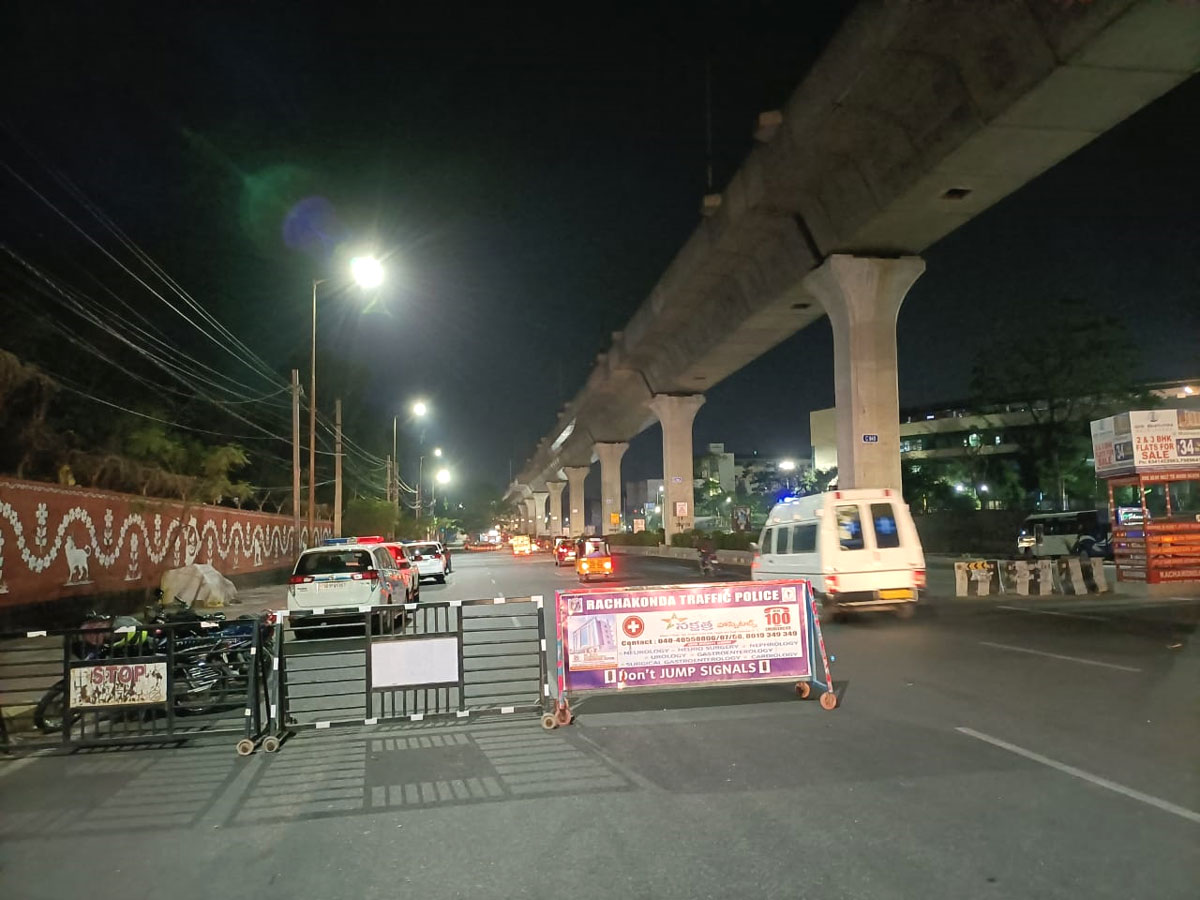 Hyderabad city curfew at night deserted roads Photo Gallery - Sakshi35