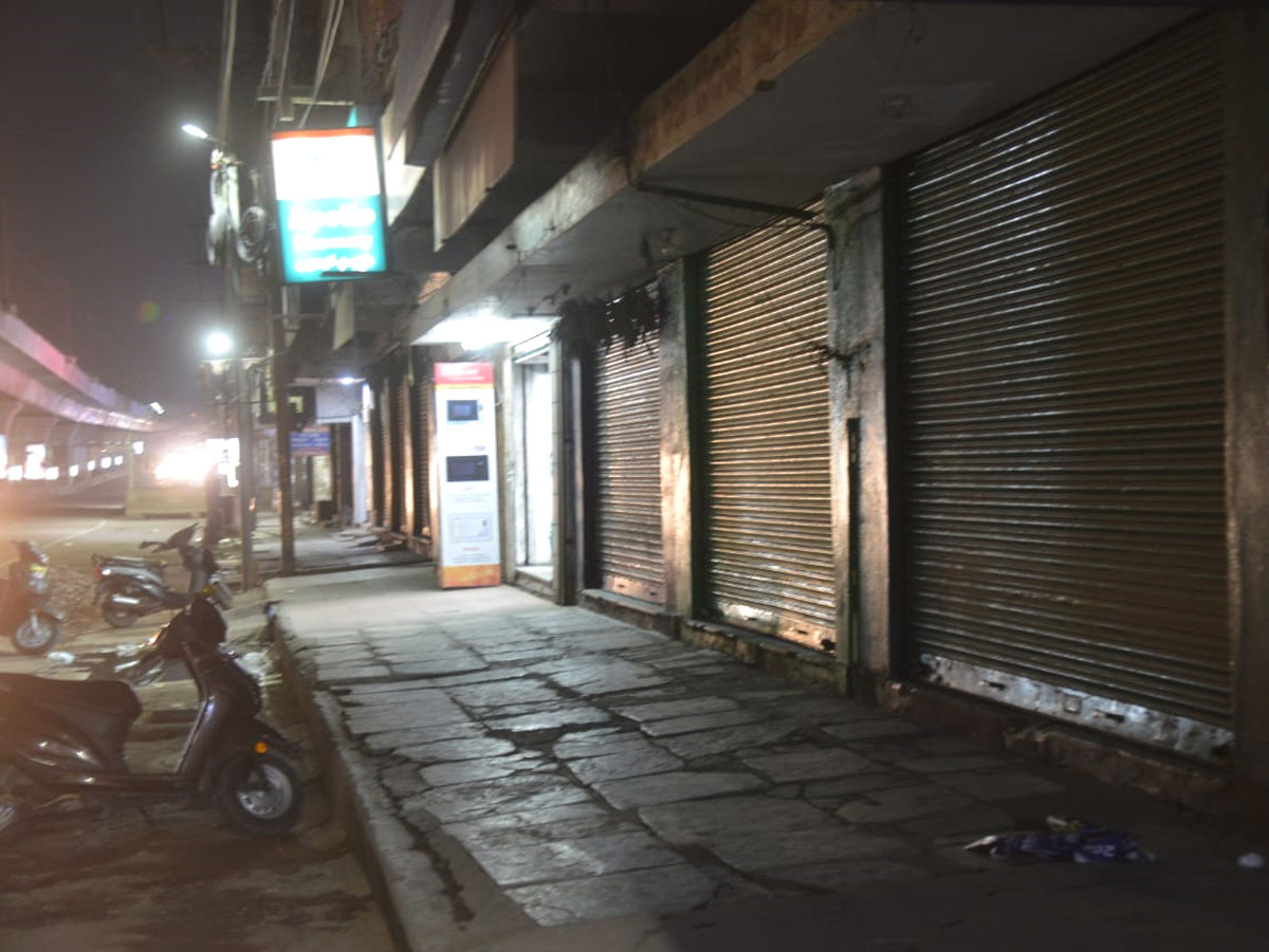 Hyderabad city curfew at night deserted roads Photo Gallery - Sakshi4