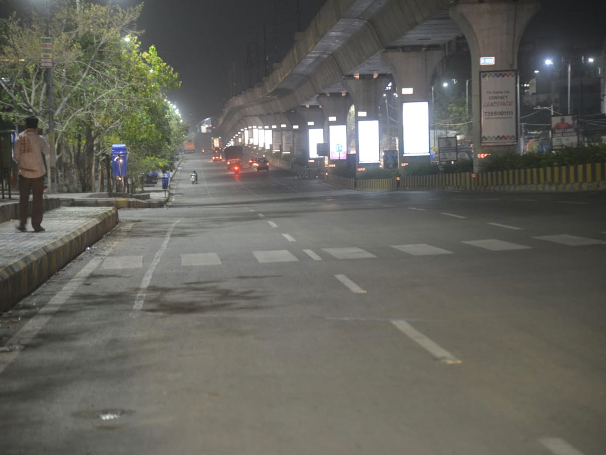 Hyderabad city curfew at night deserted roads Photo Gallery - Sakshi5