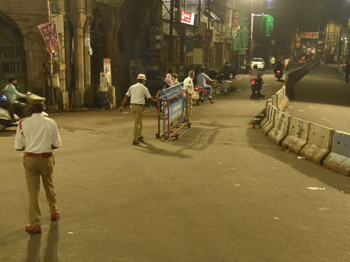 Hyderabad city curfew at night deserted roads Photo Gallery - Sakshi6