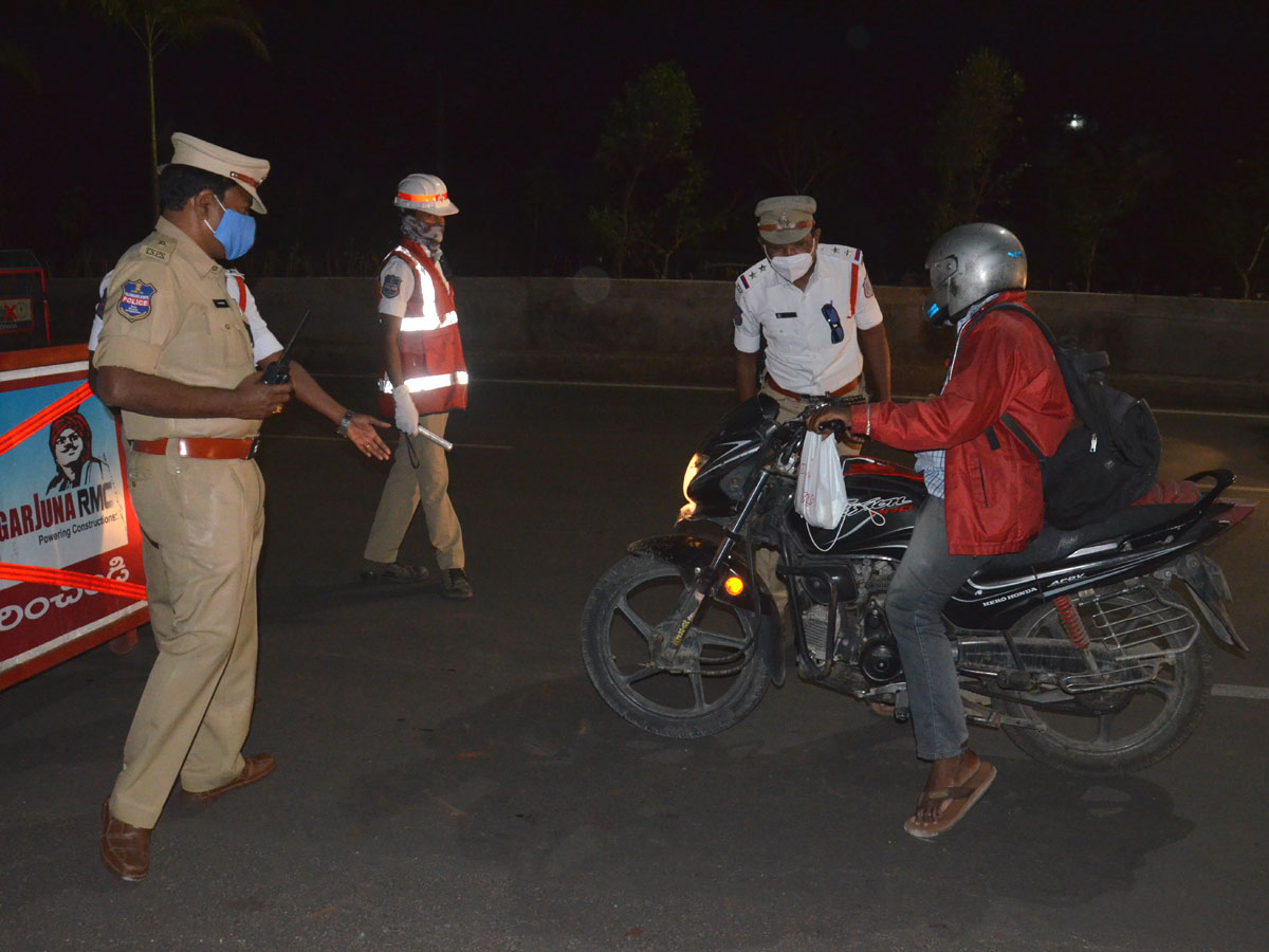 Hyderabad city curfew at night deserted roads Photo Gallery - Sakshi8