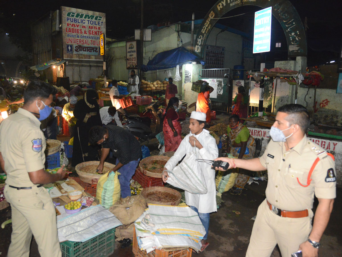 Hyderabad city curfew at night deserted roads Photo Gallery - Sakshi9