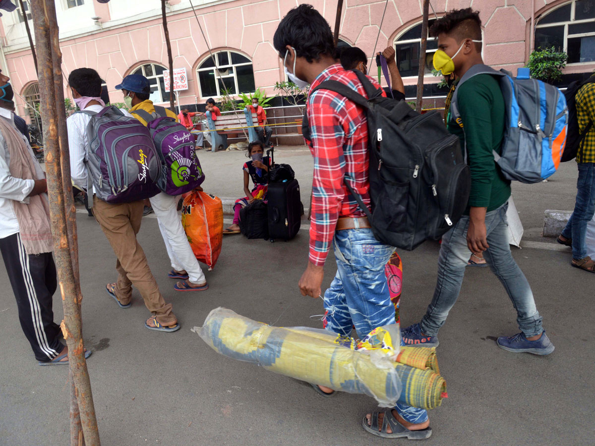 People moving to their own villages for fear of curfew Photo Gallery - Sakshi16