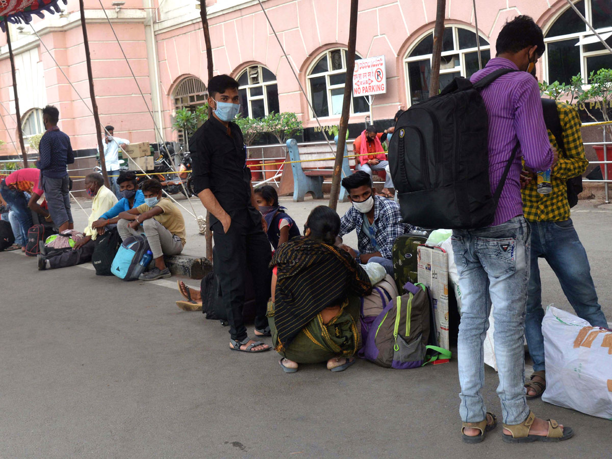 People moving to their own villages for fear of curfew Photo Gallery - Sakshi17