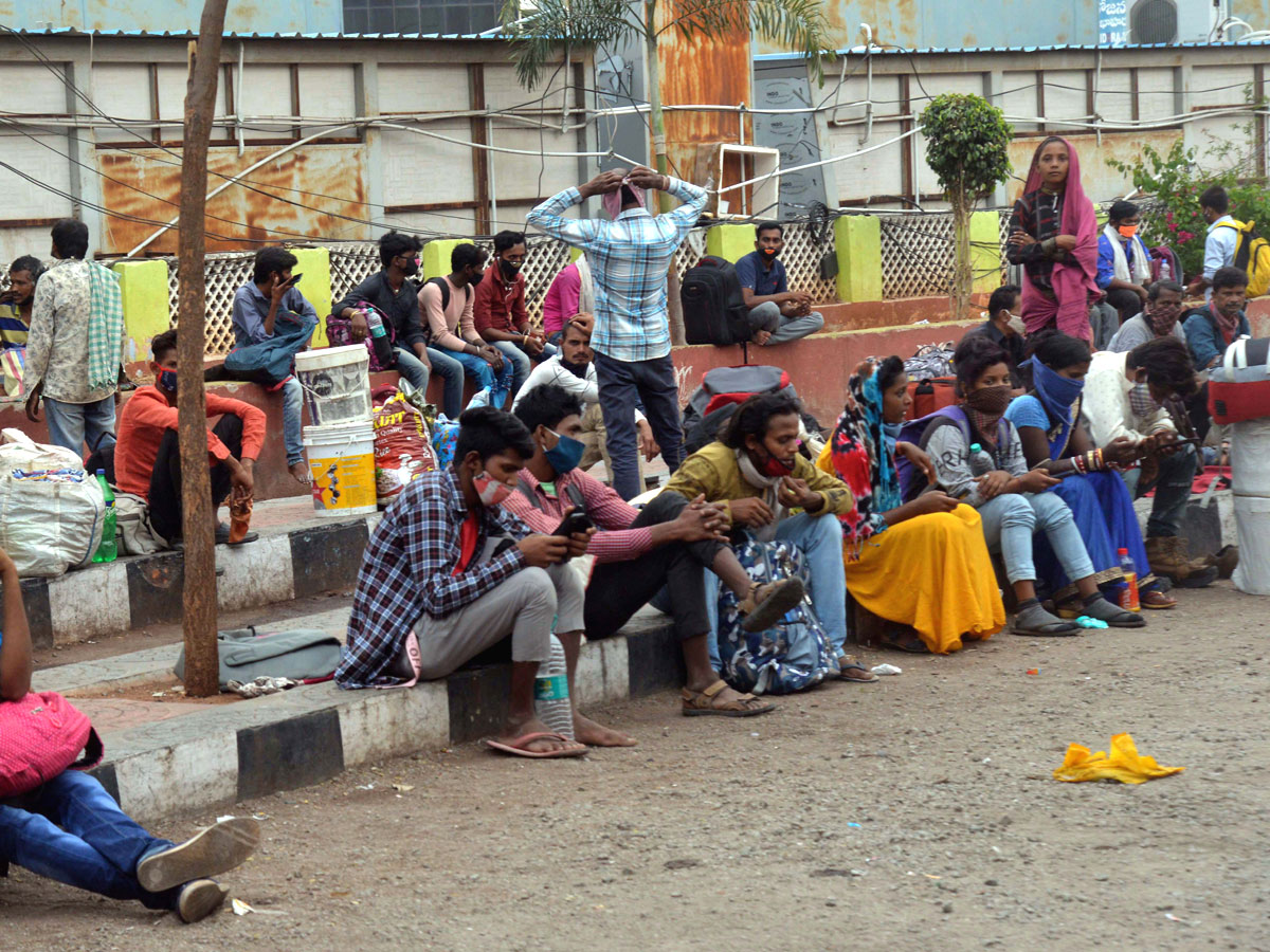 People moving to their own villages for fear of curfew Photo Gallery - Sakshi19