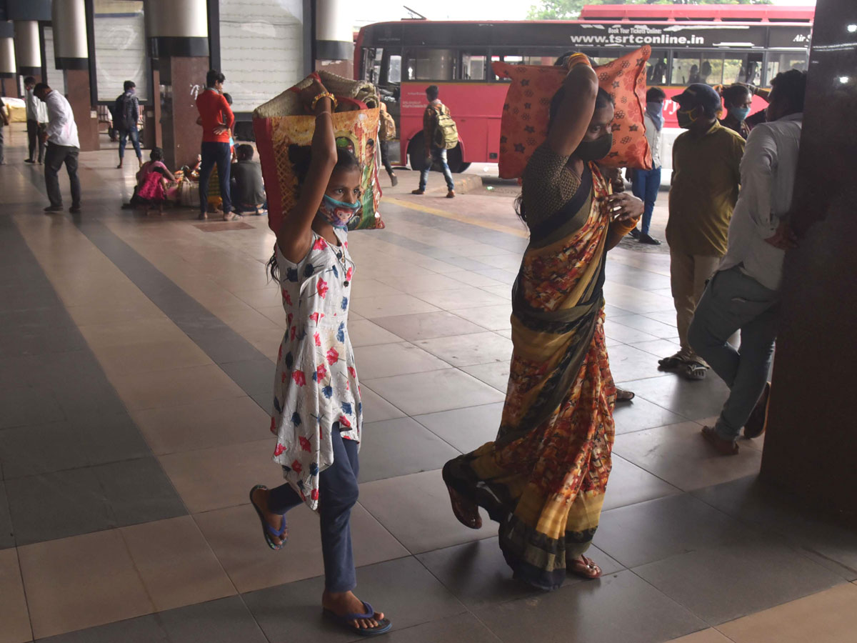 People moving to their own villages for fear of curfew Photo Gallery - Sakshi25