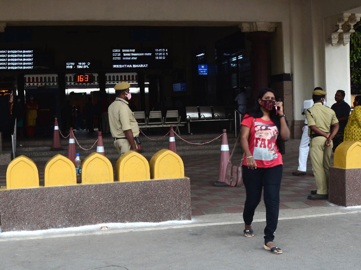 People moving to their own villages for fear of curfew Photo Gallery - Sakshi26