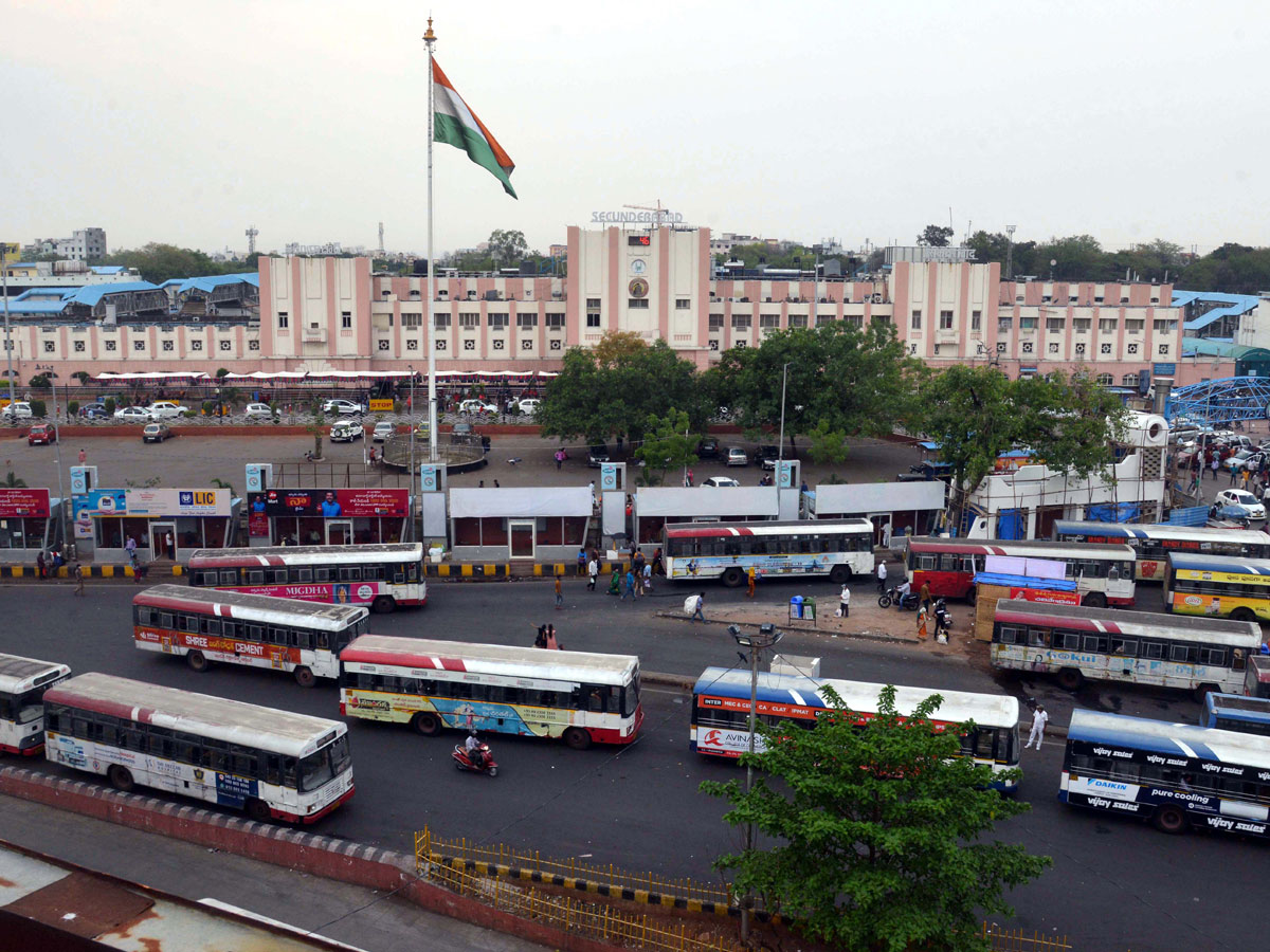 People moving to their own villages for fear of curfew Photo Gallery - Sakshi6