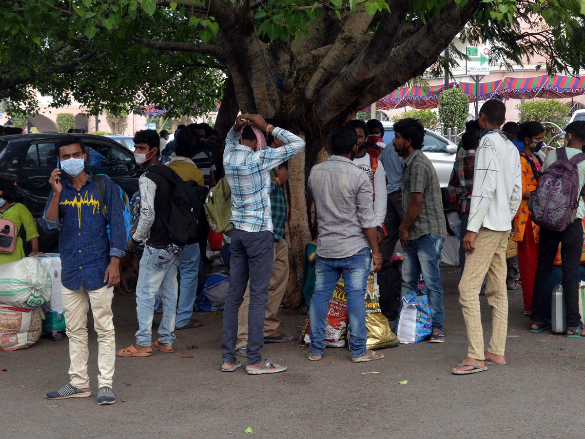 People moving to their own villages for fear of curfew Photo Gallery - Sakshi8