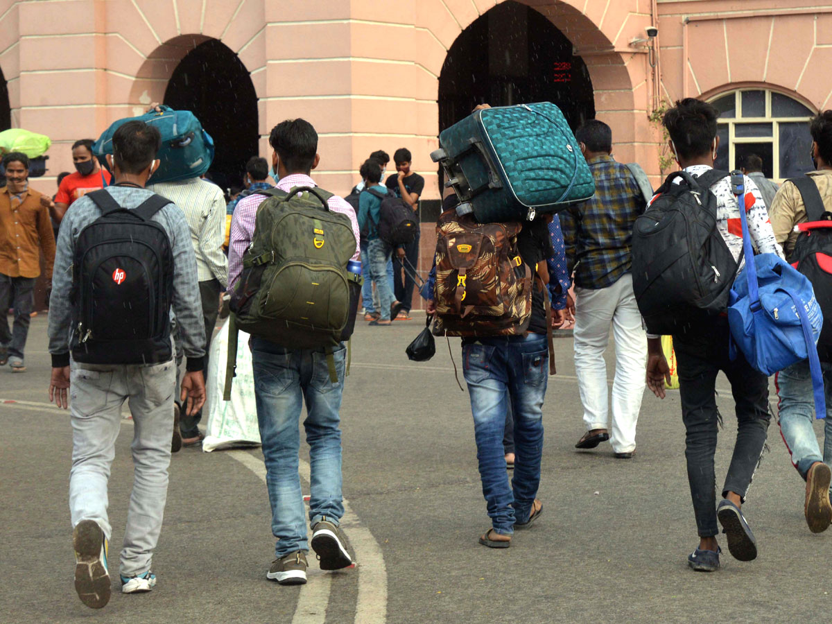 People moving to their own villages for fear of curfew Photo Gallery - Sakshi10