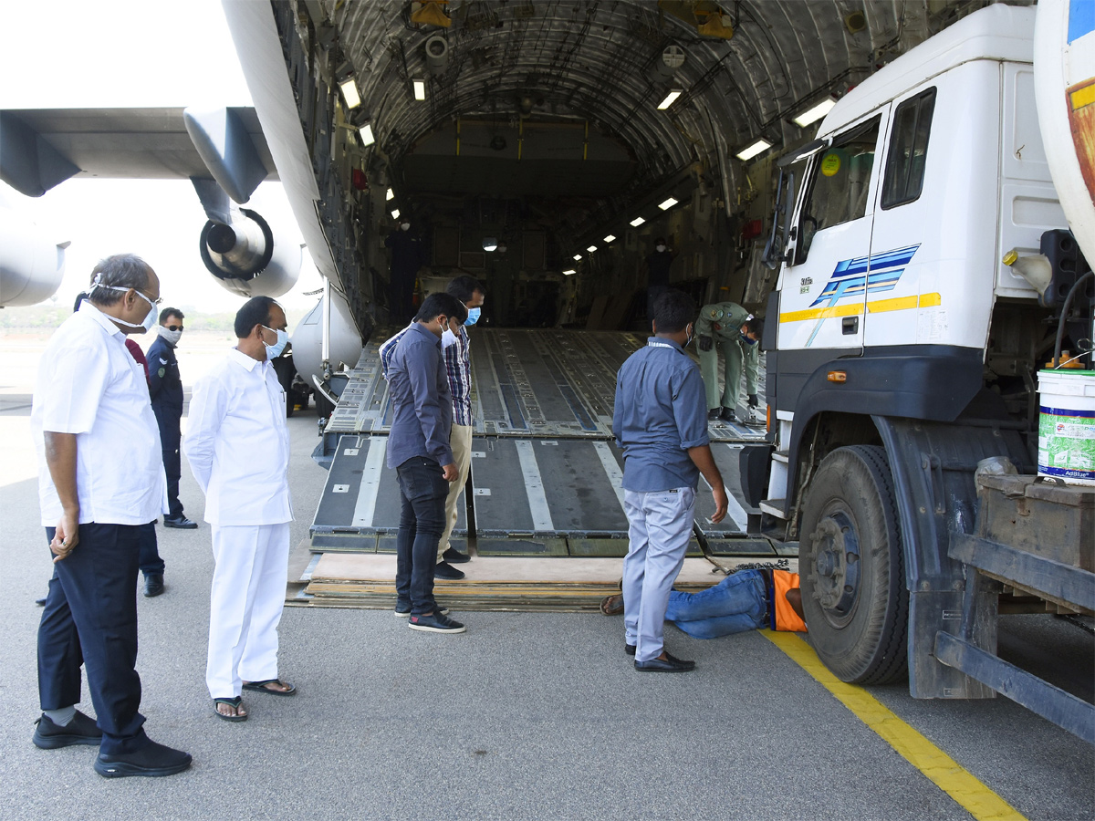 Telangana Oxygen Sents On Air Crafts To Odisha - Sakshi10