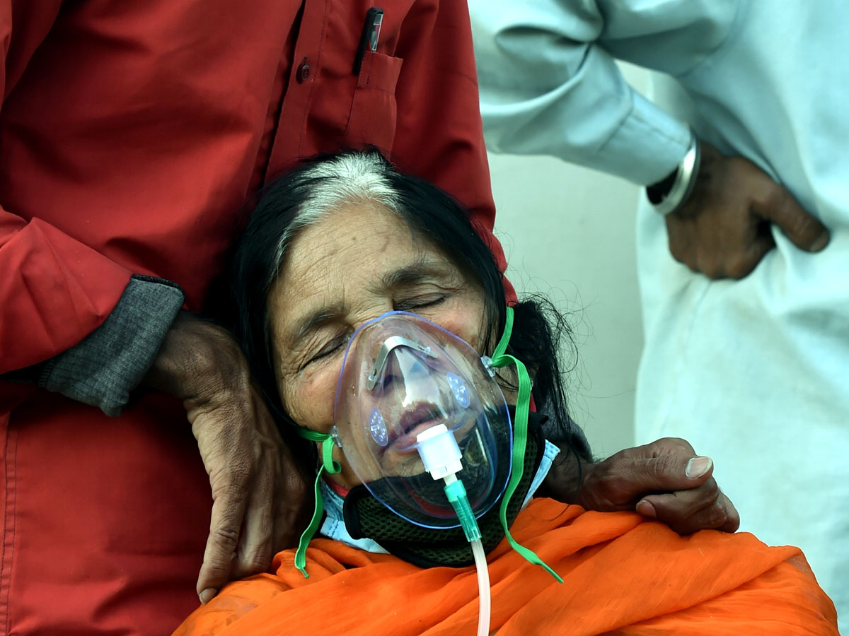 No Beds Covid Patients Get Oxygen Outside Photo Gallery  - Sakshi14