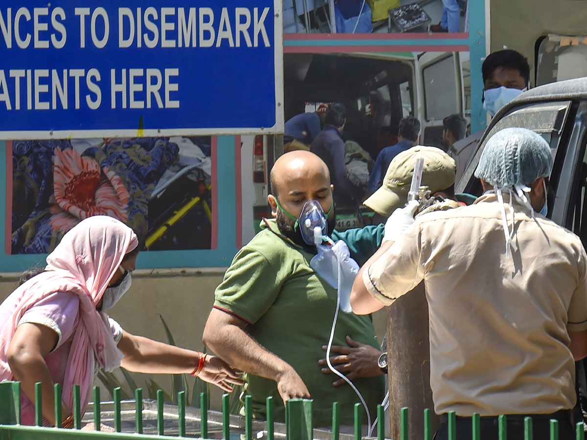 No Beds Covid Patients Get Oxygen Outside Photo Gallery  - Sakshi15