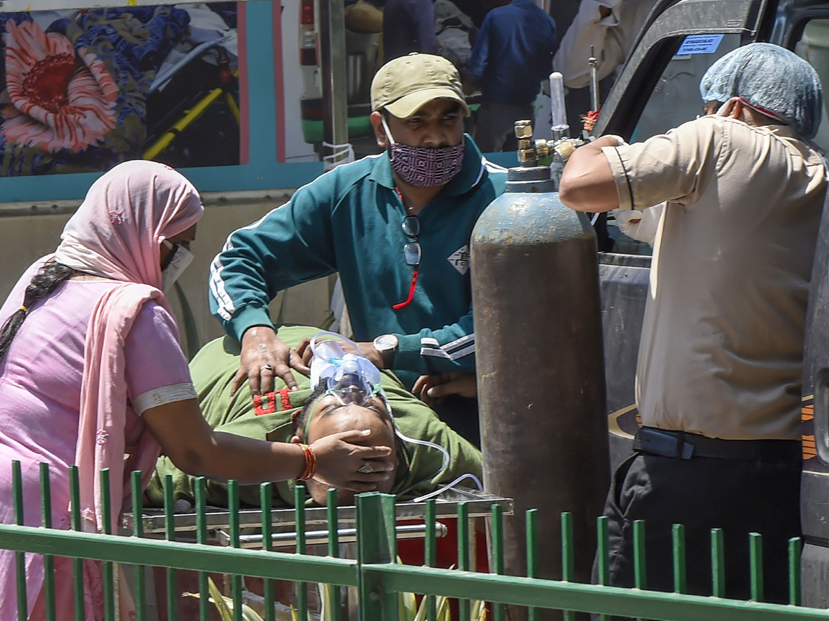 No Beds Covid Patients Get Oxygen Outside Photo Gallery  - Sakshi17