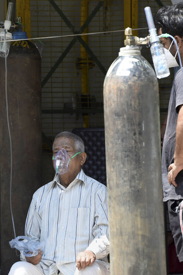 No Beds Covid Patients Get Oxygen Outside Photo Gallery  - Sakshi25