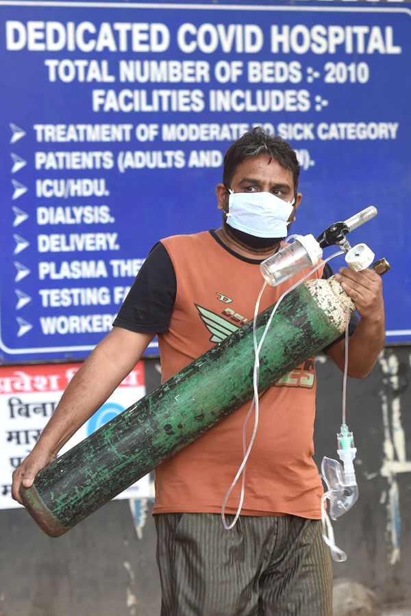 No Beds Covid Patients Get Oxygen Outside Photo Gallery  - Sakshi21