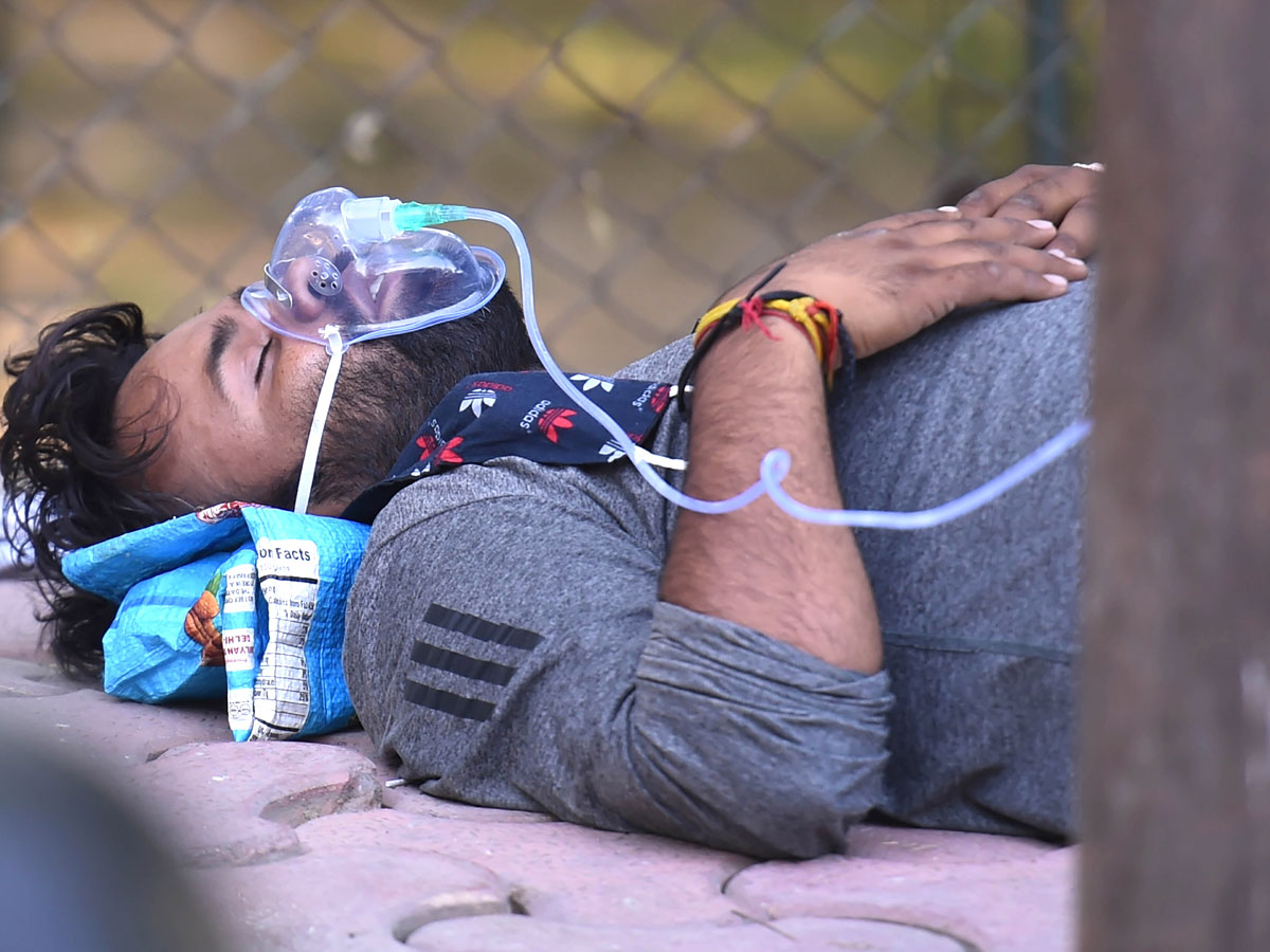 No Beds Covid Patients Get Oxygen Outside Photo Gallery  - Sakshi7