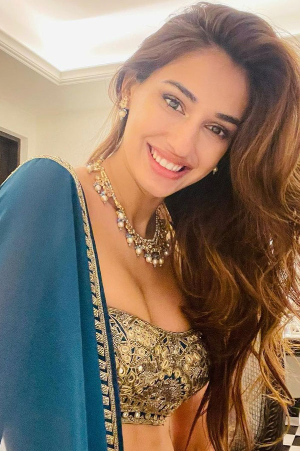 Disha Patani Glamour Photo Gallery - Sakshi19