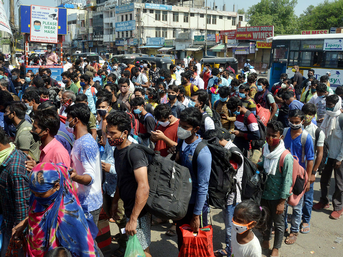 Lockdown Hyderabad City People Going To Their Own Villages - Sakshi1