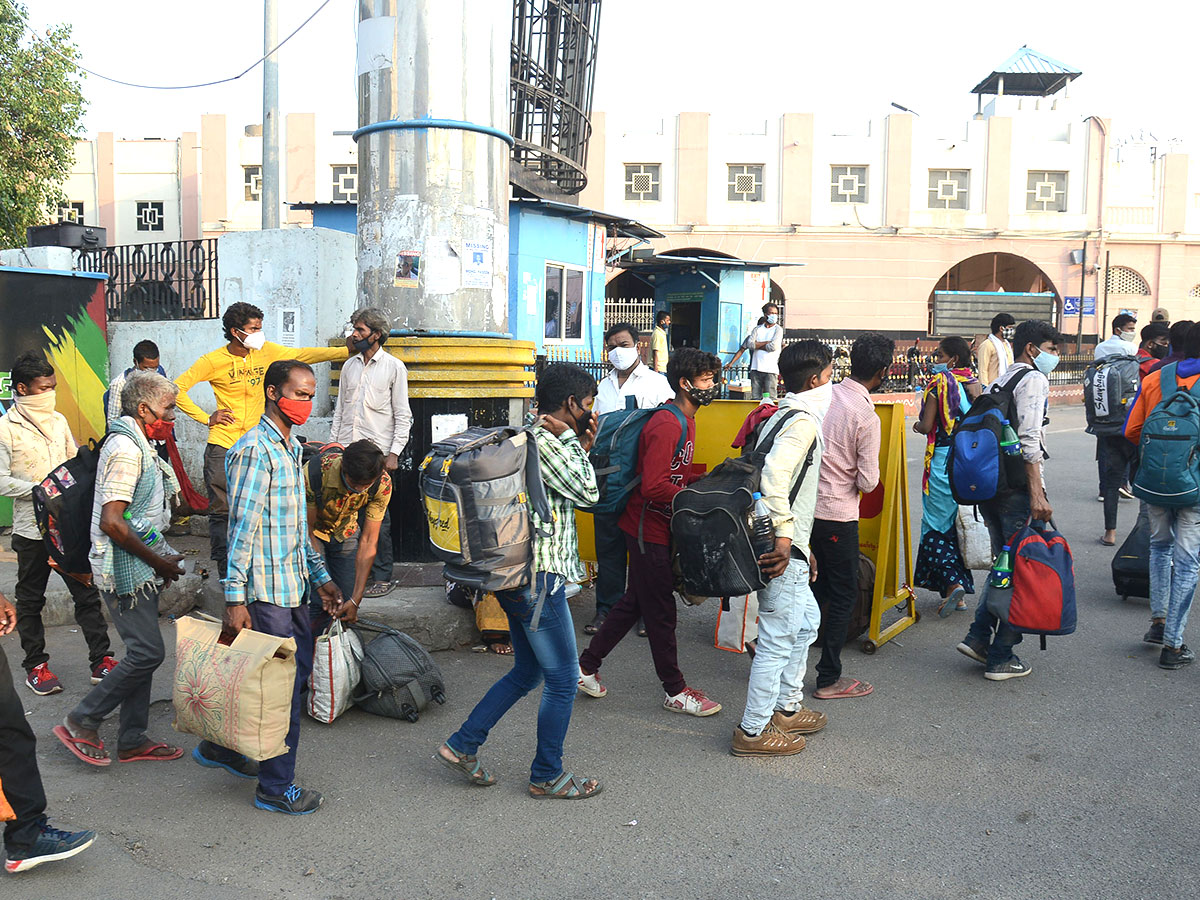 Lockdown Hyderabad City People Going To Their Own Villages - Sakshi10