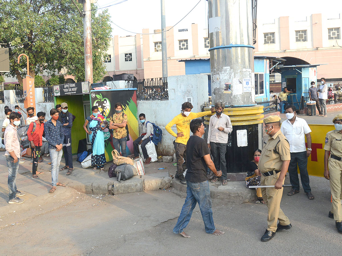 Lockdown Hyderabad City People Going To Their Own Villages - Sakshi11