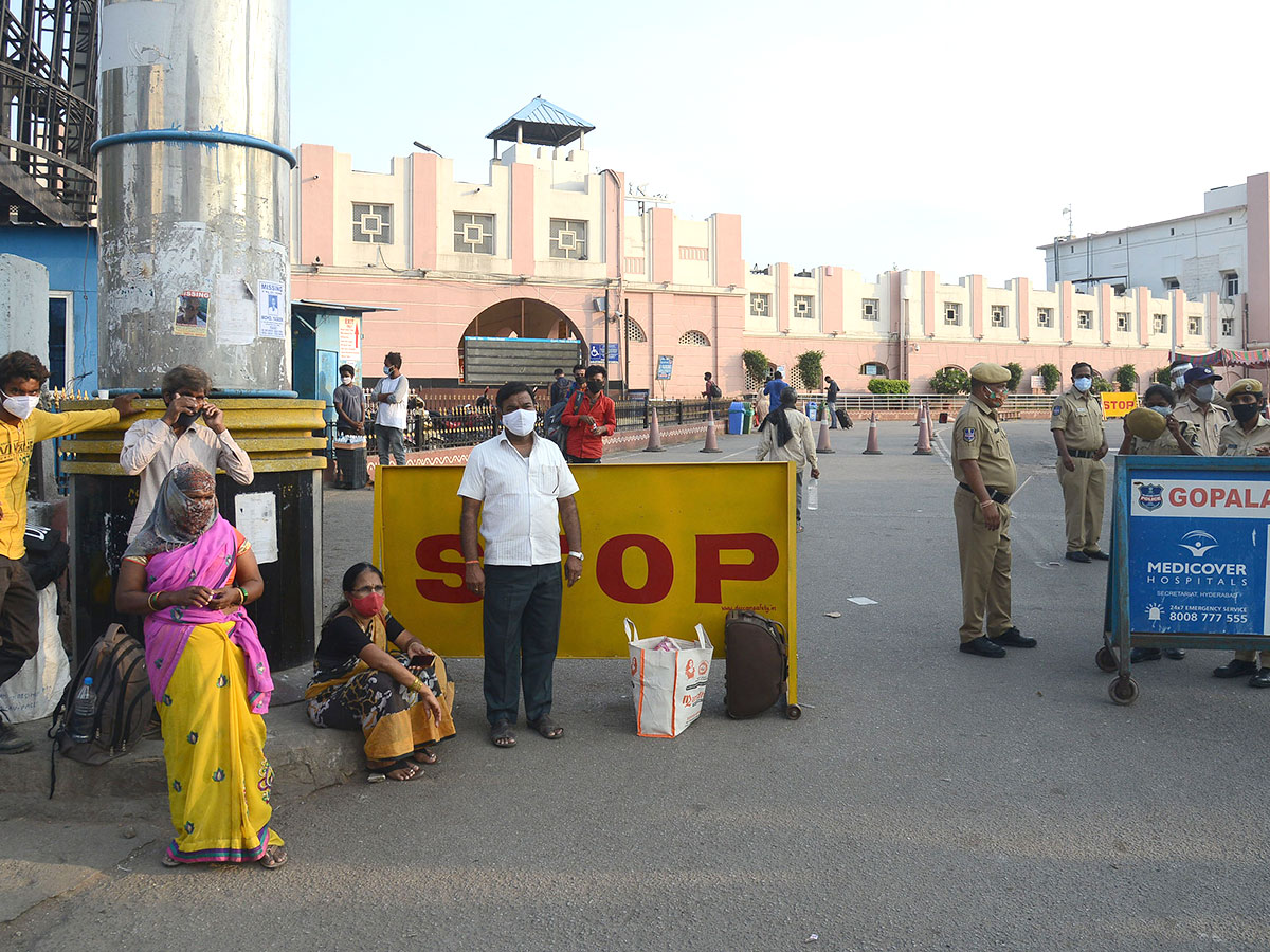 Lockdown Hyderabad City People Going To Their Own Villages - Sakshi12