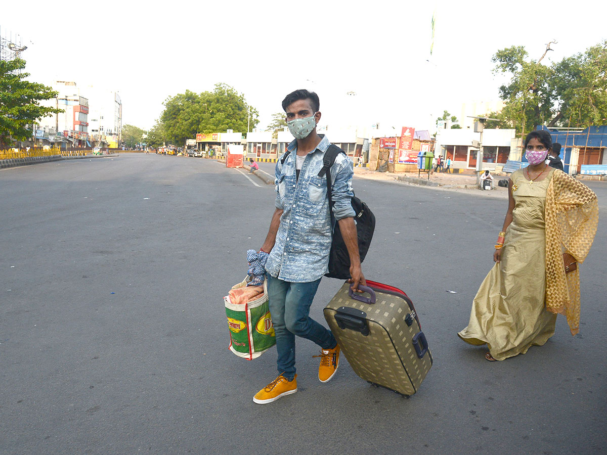 Lockdown Hyderabad City People Going To Their Own Villages - Sakshi13