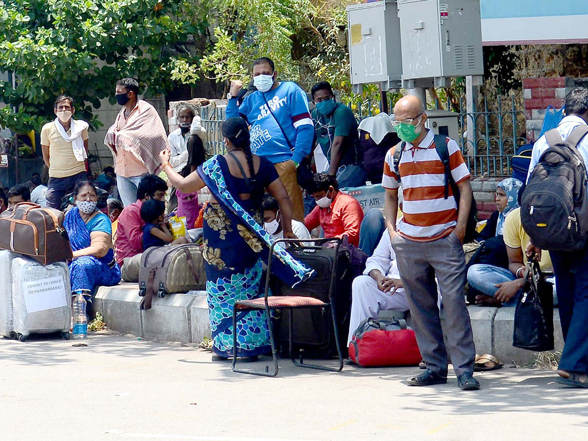 Lockdown Hyderabad City People Going To Their Own Villages - Sakshi14