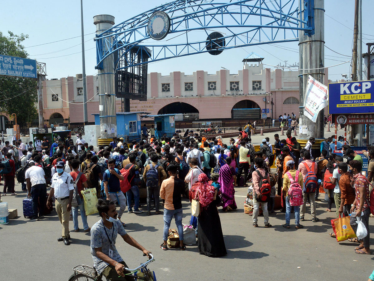 Lockdown Hyderabad City People Going To Their Own Villages - Sakshi16