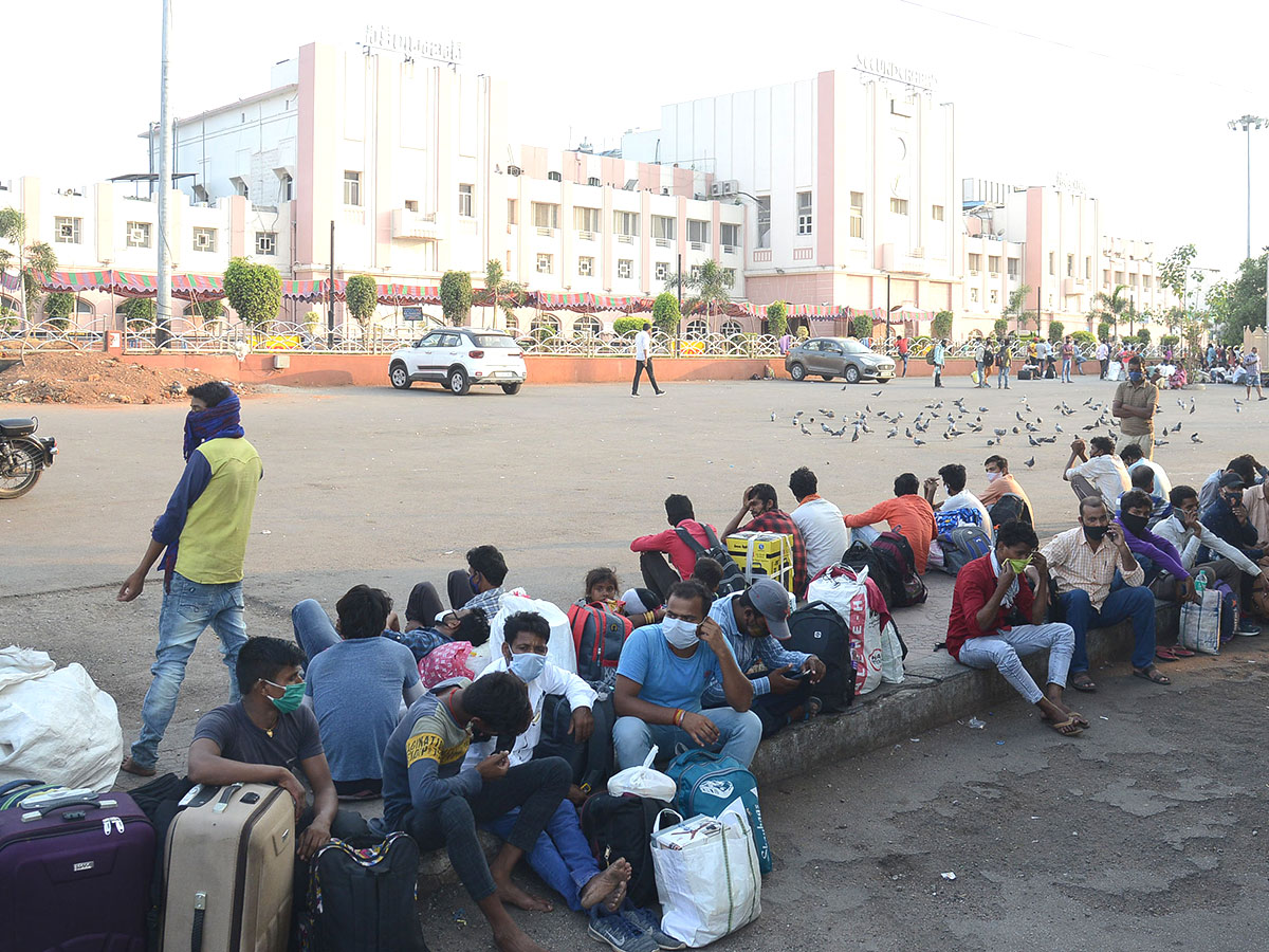 Lockdown Hyderabad City People Going To Their Own Villages - Sakshi17