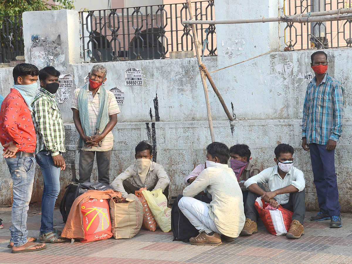 Lockdown Hyderabad City People Going To Their Own Villages - Sakshi18