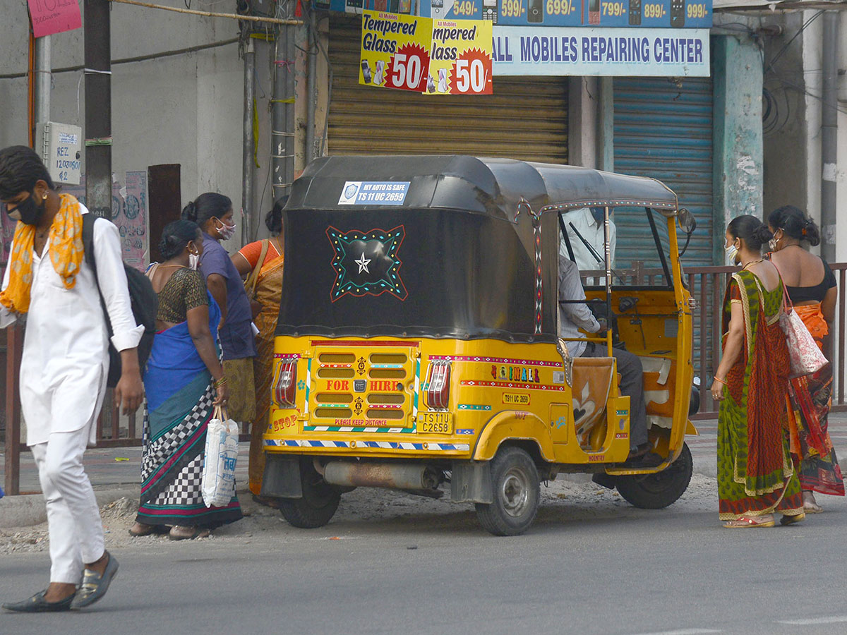 Lockdown Hyderabad City People Going To Their Own Villages - Sakshi19