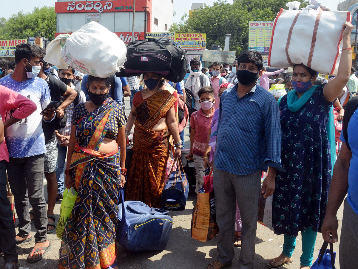 Lockdown Hyderabad City People Going To Their Own Villages - Sakshi2