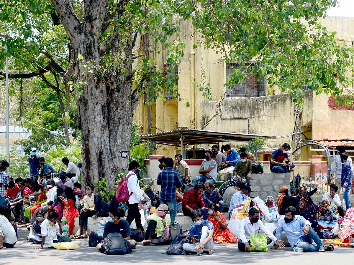 Lockdown Hyderabad City People Going To Their Own Villages - Sakshi3