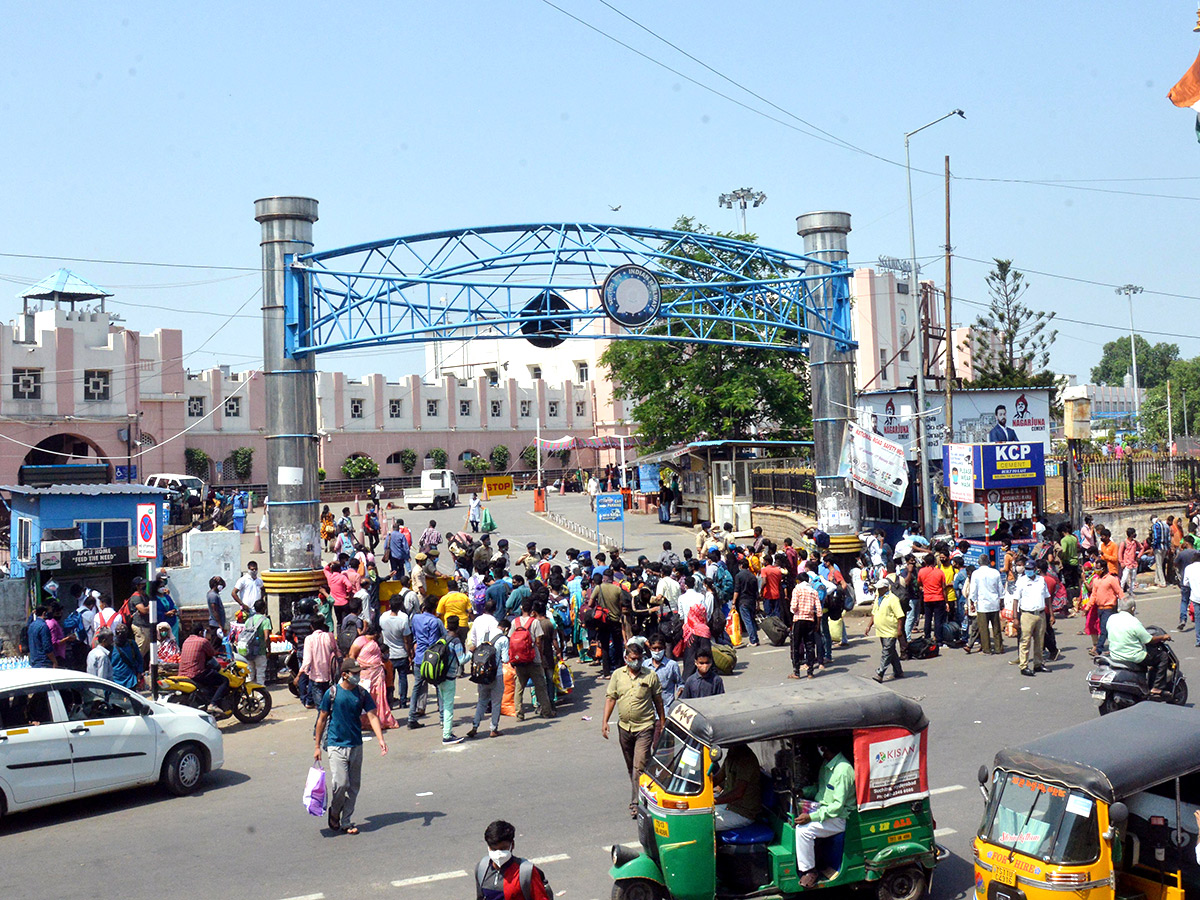 Lockdown Hyderabad City People Going To Their Own Villages - Sakshi4