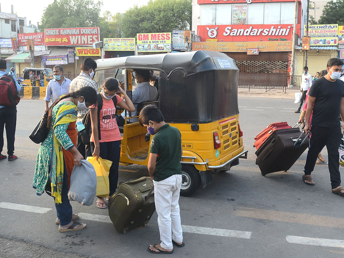 Lockdown Hyderabad City People Going To Their Own Villages - Sakshi8