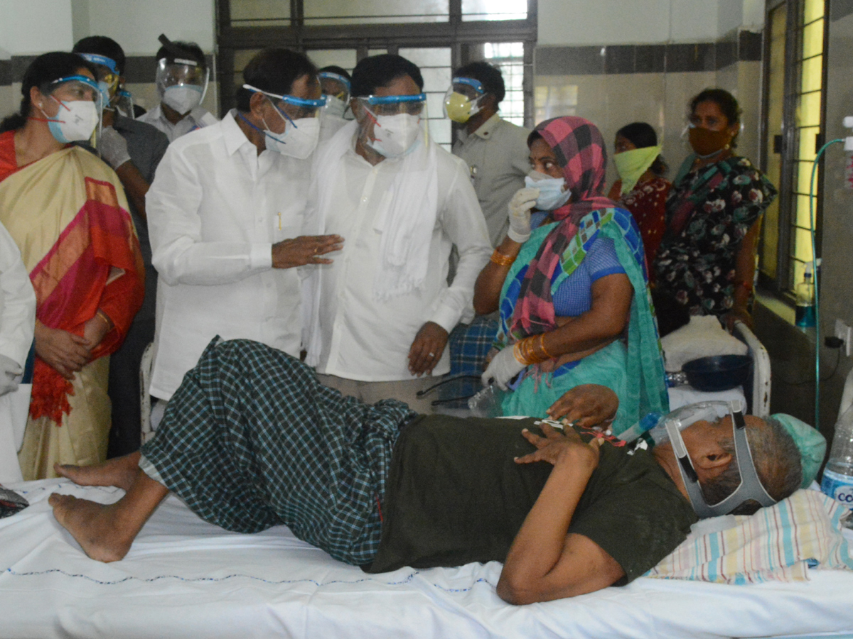 CM KCR Visits Warangal MGM Hospital Photo gallery - Sakshi12