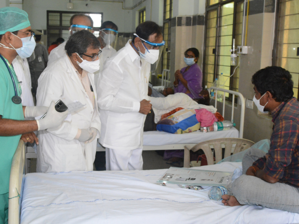 CM KCR Visits Warangal MGM Hospital Photo gallery - Sakshi14