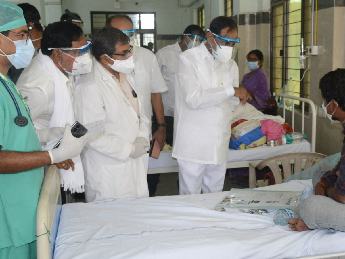 CM KCR Visits Warangal MGM Hospital Photo gallery - Sakshi15