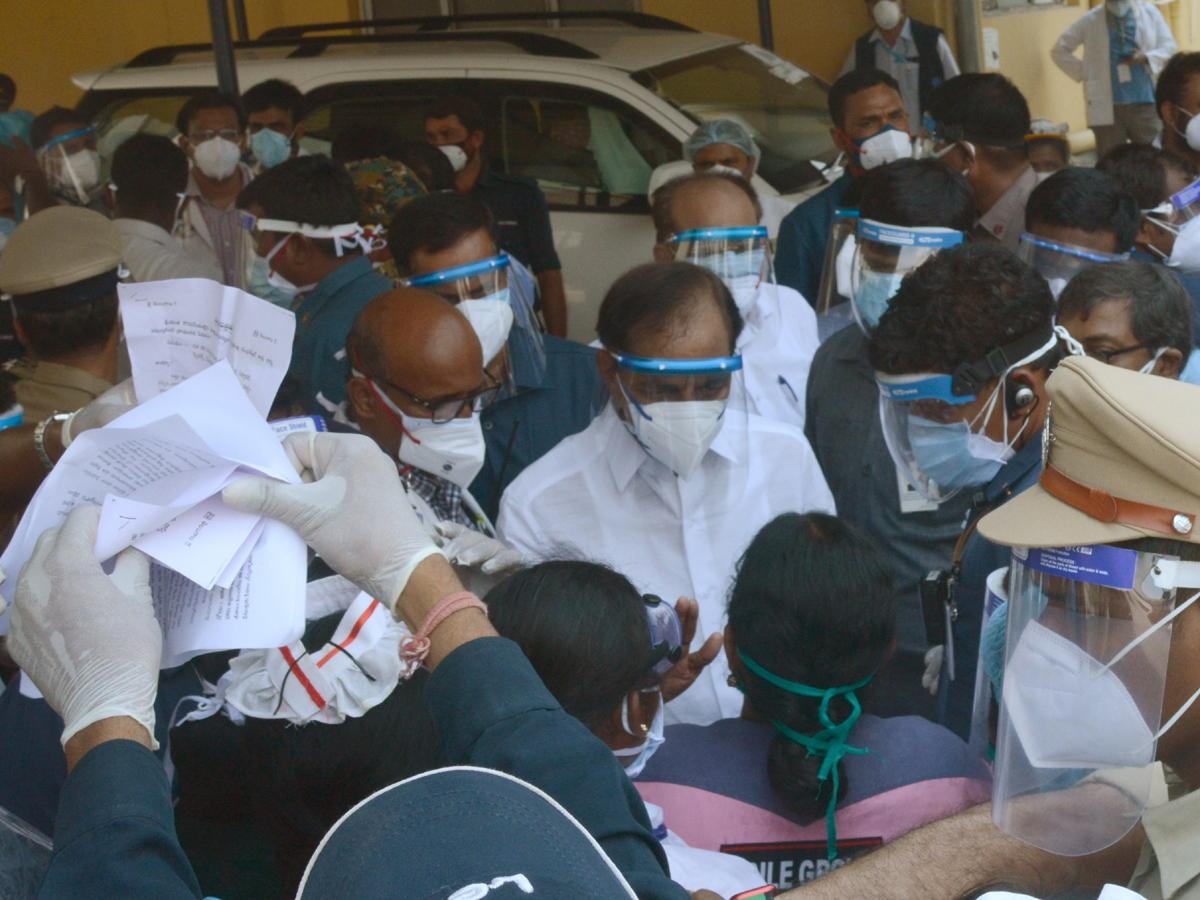 CM KCR Visits Warangal MGM Hospital Photo gallery - Sakshi16