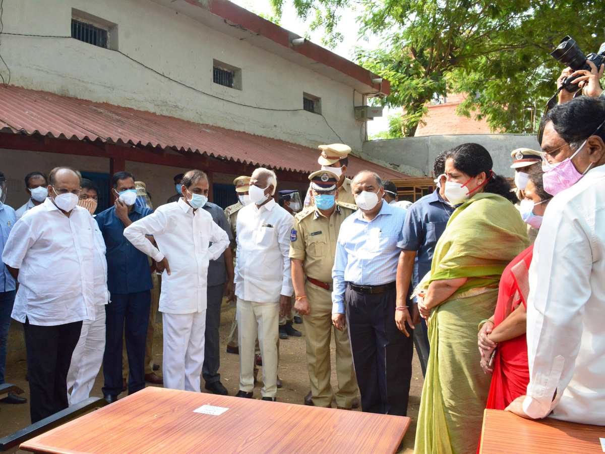 CM KCR Visits Warangal MGM Hospital Photo gallery - Sakshi4