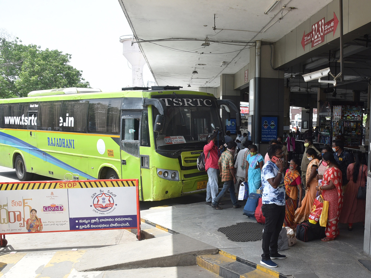 Huge Crowd in Vijayawada Bus Station Photo Gallery - Sakshi11